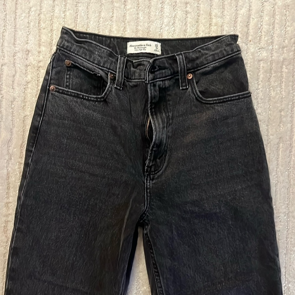 ABERCROMBIE JEANS.